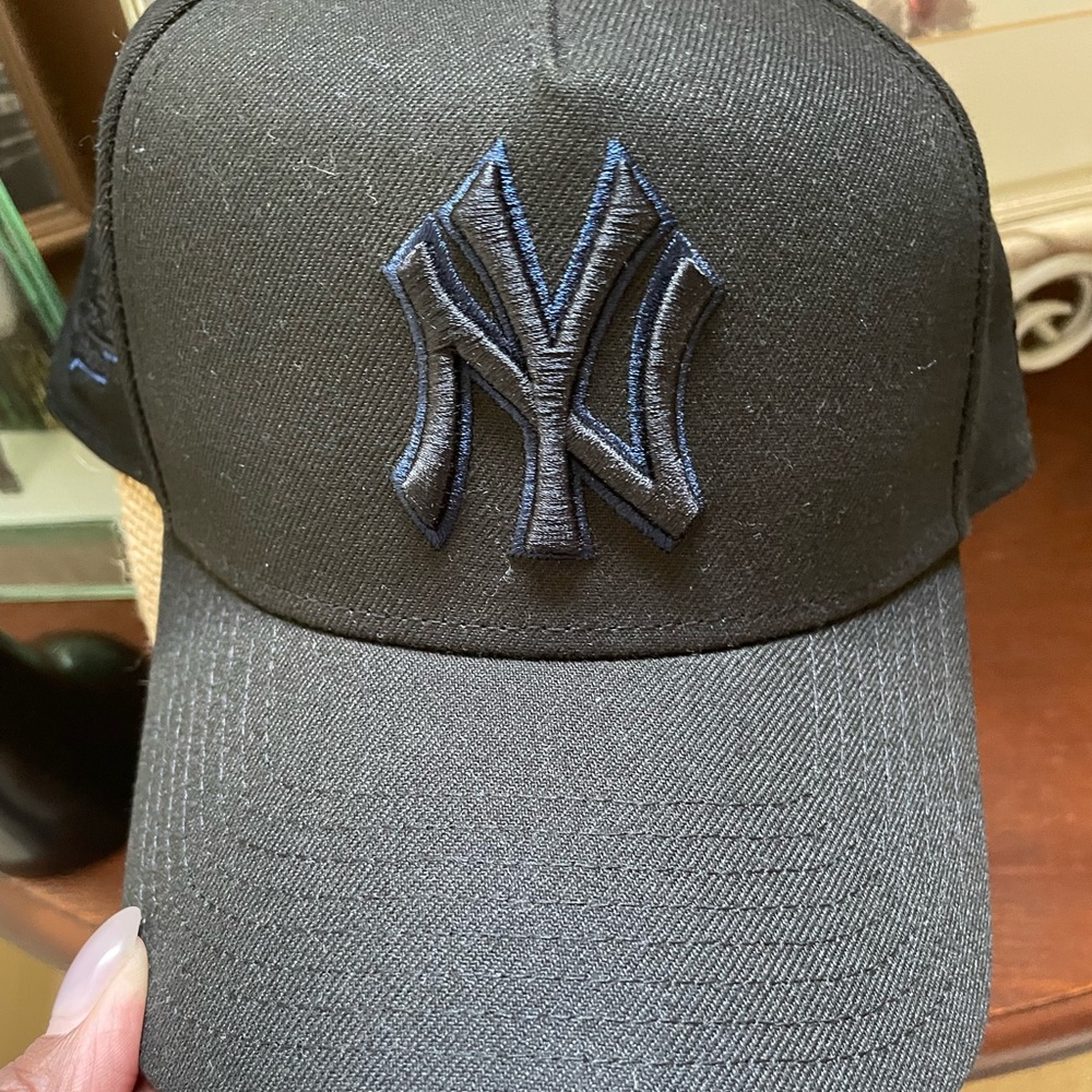 New Era New York Yankees
'Outline' 9FORTY A-Frame
Snapback Black
$35.00 Sold out
